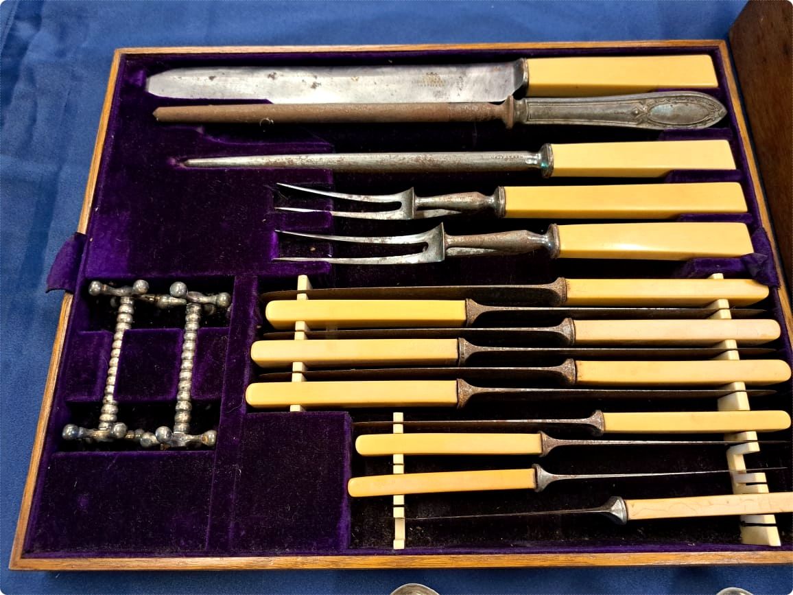 Cutlery set in oak canteen