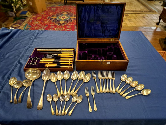 Cutlery set in oak canteen