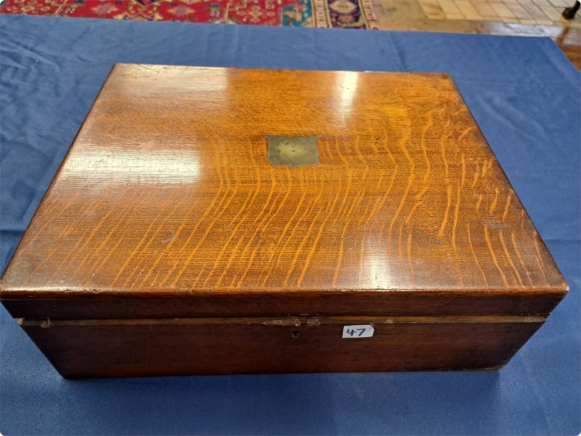 Cutlery set in oak canteen