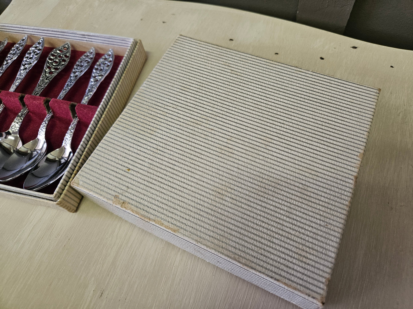 Teaspoons and cake forks