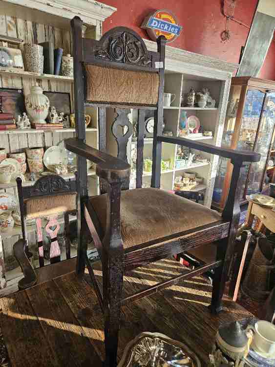 Set of 8 oak dining room chairs