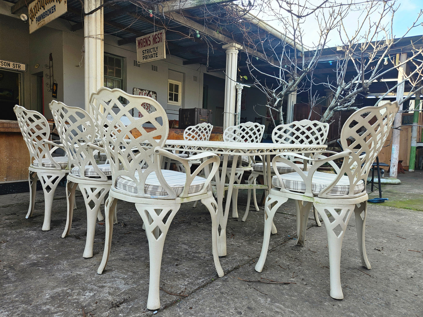 Cast aluminium patio set