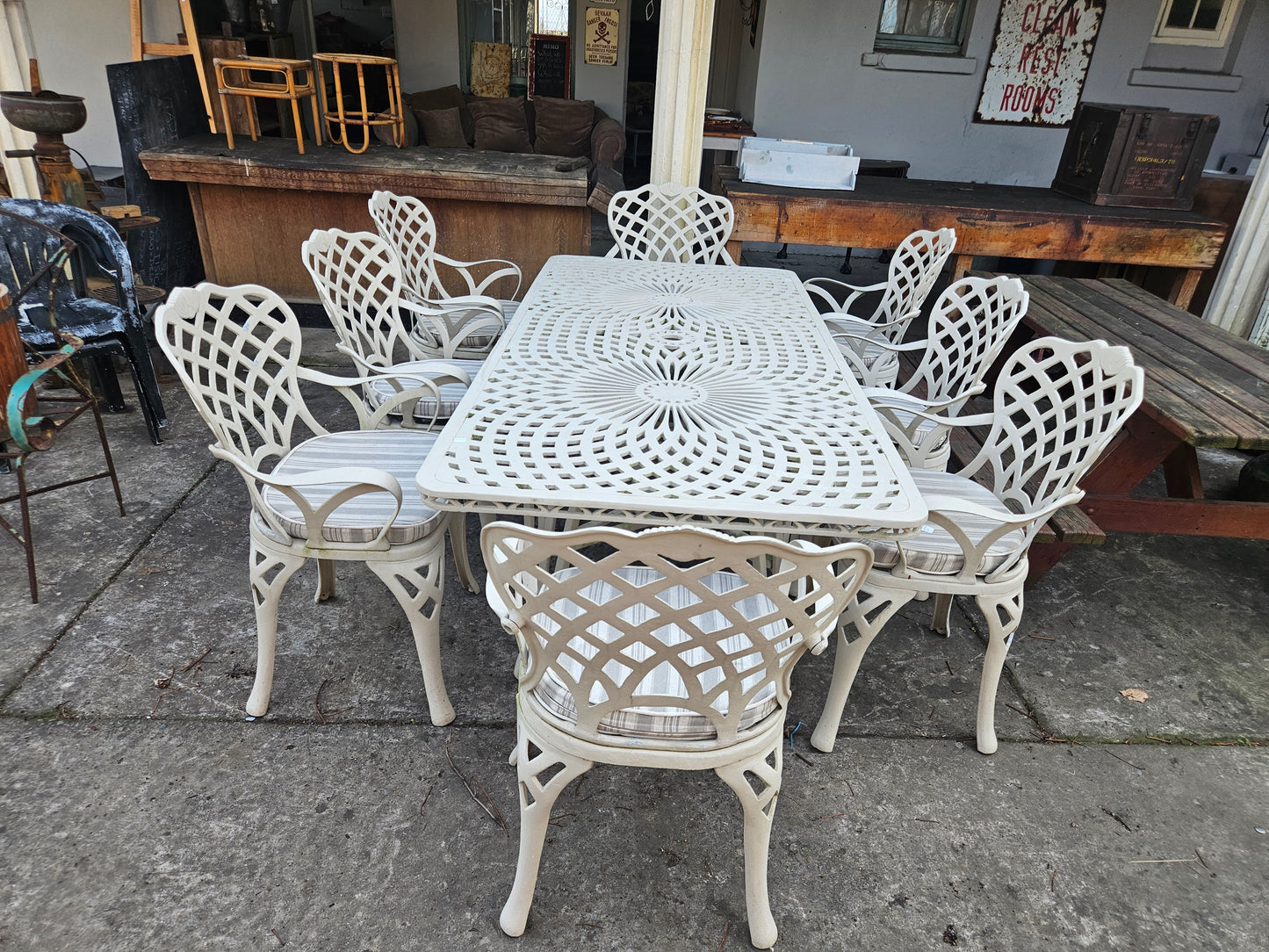 Cast aluminium patio set